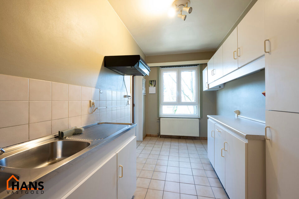 Appartement gelegen op de 2e verdieping (zonder lift):
Inkomhal met apart toilet en vestiairekast, badkamer met ligbad en lavabo. 2 slaapkamers, terras achteraan met zicht op groene zone.
Ruime woonkamer, keuken met kasten en spoelbak, berging met aanslui