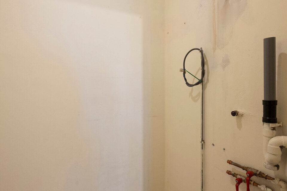 Appartement gelegen op de 2e verdieping (zonder lift):
Inkomhal met apart toilet en vestiairekast, badkamer met ligbad en lavabo. 2 slaapkamers, terras achteraan met zicht op groene zone.
Ruime woonkamer, keuken met kasten en spoelbak, berging met aanslui