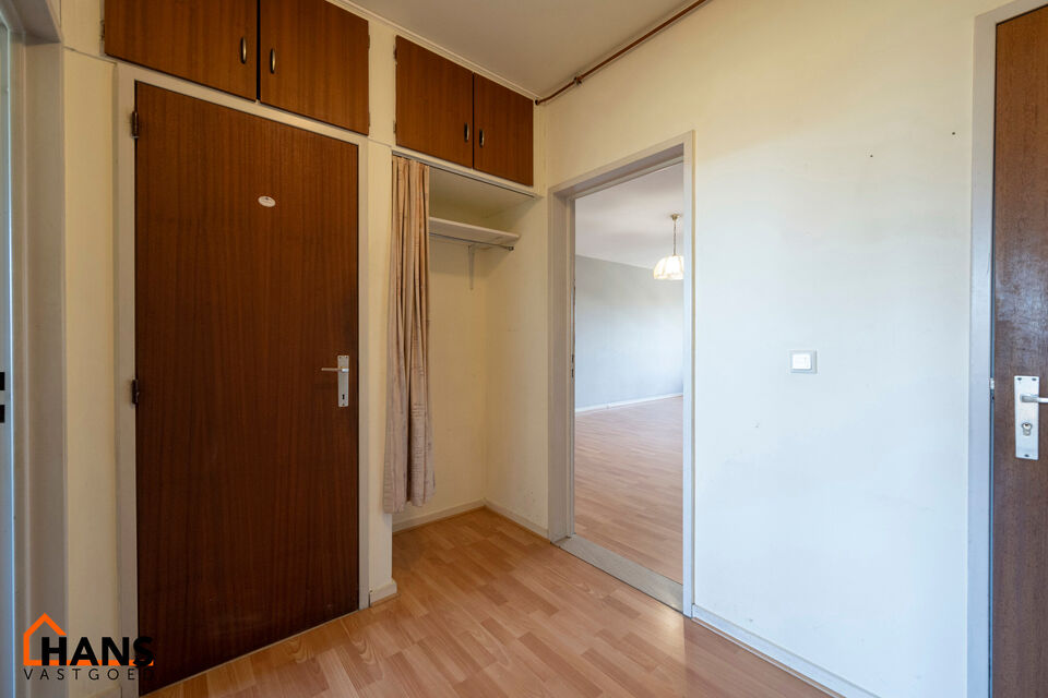 Appartement gelegen op de 2e verdieping (zonder lift):
Inkomhal met apart toilet en vestiairekast, badkamer met ligbad en lavabo. 2 slaapkamers, terras achteraan met zicht op groene zone.
Ruime woonkamer, keuken met kasten en spoelbak, berging met aanslui