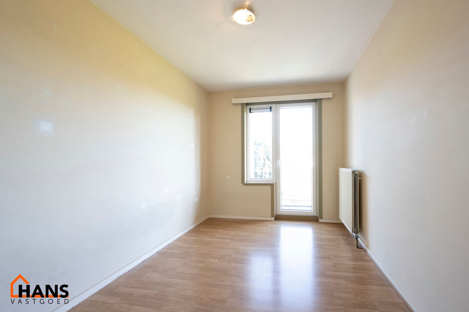 Appartement gelegen op de 2e verdieping (zonder lift):
Inkomhal met apart toilet en vestiairekast, badkamer met ligbad en lavabo. 2 slaapkamers, terras achteraan met zicht op groene zone.
Ruime woonkamer, keuken met kasten en spoelbak, berging met aanslui