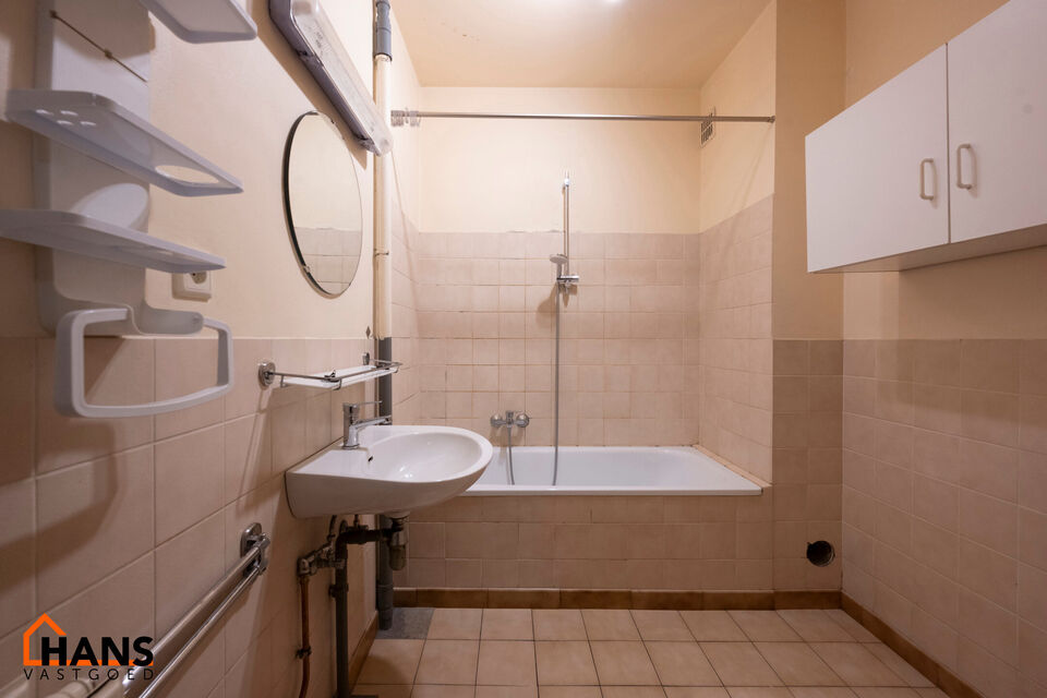 Appartement gelegen op de 2e verdieping (zonder lift):
Inkomhal met apart toilet en vestiairekast, badkamer met ligbad en lavabo. 2 slaapkamers, terras achteraan met zicht op groene zone.
Ruime woonkamer, keuken met kasten en spoelbak, berging met aanslui