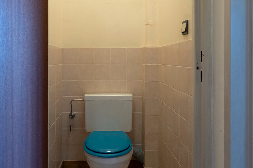 Appartement gelegen op de 2e verdieping (zonder lift):
Inkomhal met apart toilet en vestiairekast, badkamer met ligbad en lavabo. 2 slaapkamers, terras achteraan met zicht op groene zone.
Ruime woonkamer, keuken met kasten en spoelbak, berging met aanslui