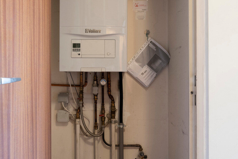 Appartement gelegen op de 2e verdieping (zonder lift):
Inkomhal met apart toilet en vestiairekast, badkamer met ligbad en lavabo. 2 slaapkamers, terras achteraan met zicht op groene zone.
Ruime woonkamer, keuken met kasten en spoelbak, berging met aanslui