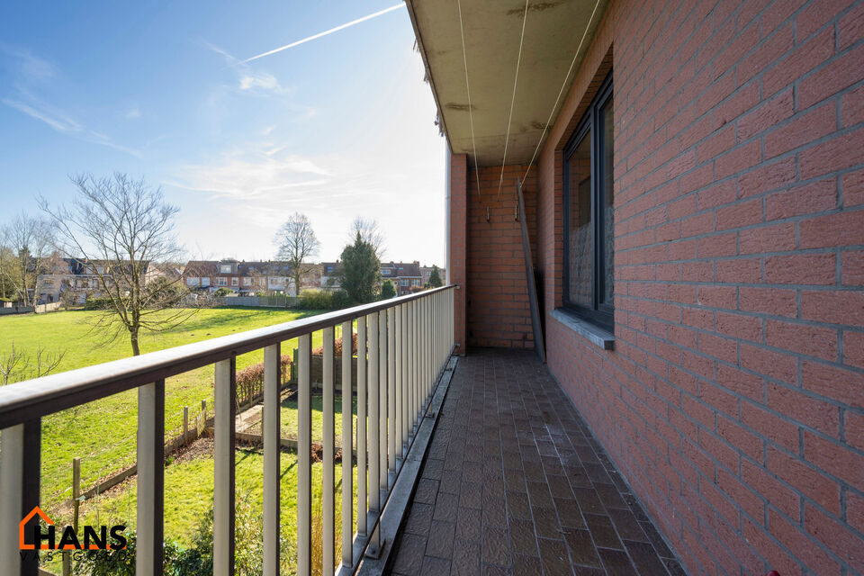 Appartement gelegen op de 2e verdieping (zonder lift):
Inkomhal met apart toilet en vestiairekast, badkamer met ligbad en lavabo. 2 slaapkamers, terras achteraan met zicht op groene zone.
Ruime woonkamer, keuken met kasten en spoelbak, berging met aanslui