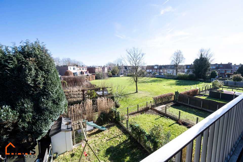 Appartement gelegen op de 2e verdieping (zonder lift):
Inkomhal met apart toilet en vestiairekast, badkamer met ligbad en lavabo. 2 slaapkamers, terras achteraan met zicht op groene zone.
Ruime woonkamer, keuken met kasten en spoelbak, berging met aanslui