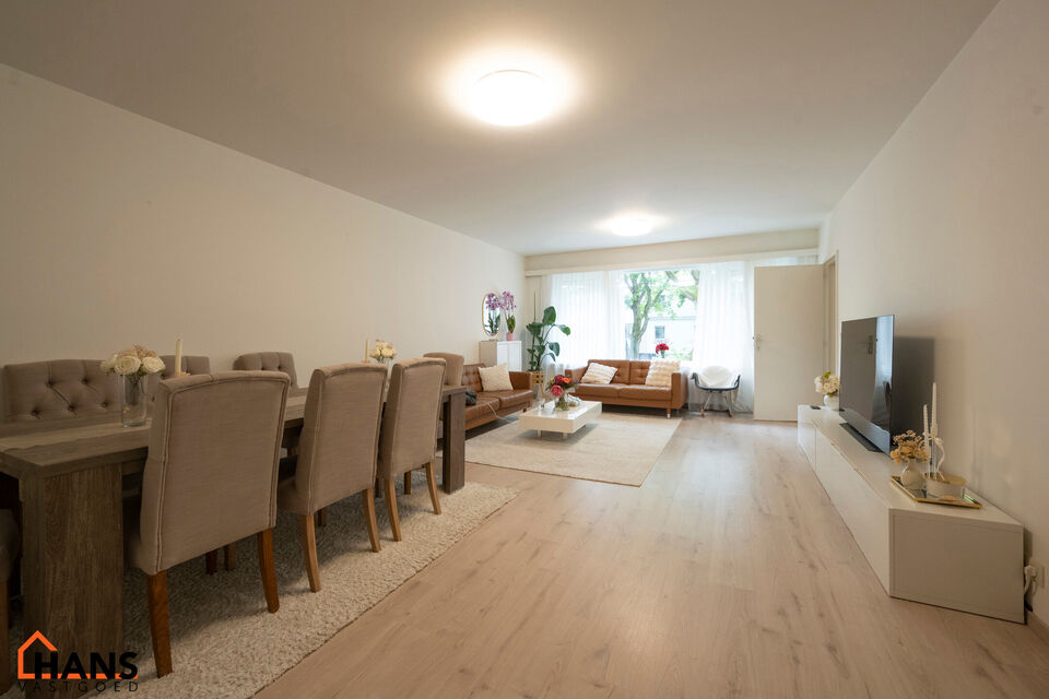 Dit recent gerenoveerd appartement op de eerste verdieping zonder lift is rustig gelegen te Mortsel en omvat een inkomhal met vestiairekast; apart toilet; ingerichte badkamer met inloopdouche, badkamermeubel met ingebouwde wastafel en spiegelkast; woonkam