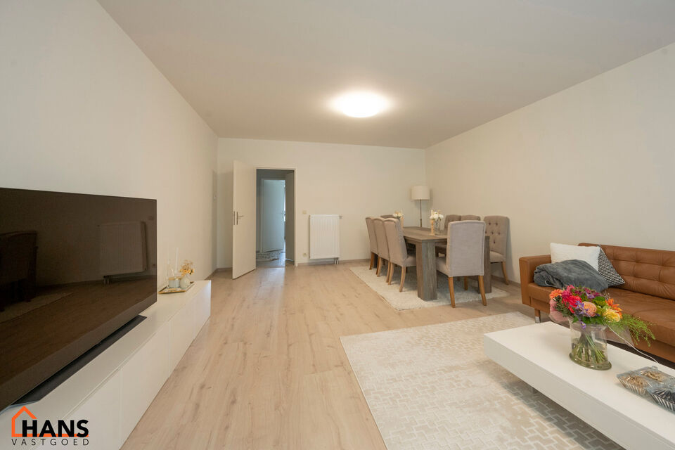 Dit recent gerenoveerd appartement op de eerste verdieping zonder lift is rustig gelegen te Mortsel en omvat een inkomhal met vestiairekast; apart toilet; ingerichte badkamer met inloopdouche, badkamermeubel met ingebouwde wastafel en spiegelkast; woonkam
