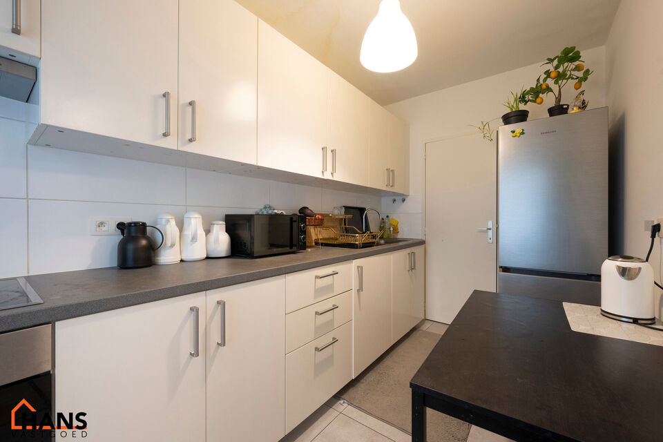 Dit recent gerenoveerd appartement op de eerste verdieping zonder lift is rustig gelegen te Mortsel en omvat een inkomhal met vestiairekast; apart toilet; ingerichte badkamer met inloopdouche, badkamermeubel met ingebouwde wastafel en spiegelkast; woonkam