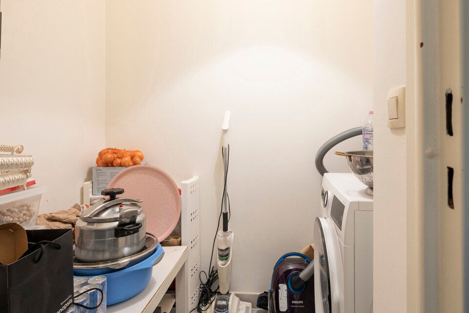 Dit recent gerenoveerd appartement op de eerste verdieping zonder lift is rustig gelegen te Mortsel en omvat een inkomhal met vestiairekast; apart toilet; ingerichte badkamer met inloopdouche, badkamermeubel met ingebouwde wastafel en spiegelkast; woonkam