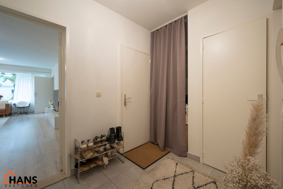 Dit recent gerenoveerd appartement op de eerste verdieping zonder lift is rustig gelegen te Mortsel en omvat een inkomhal met vestiairekast; apart toilet; ingerichte badkamer met inloopdouche, badkamermeubel met ingebouwde wastafel en spiegelkast; woonkam