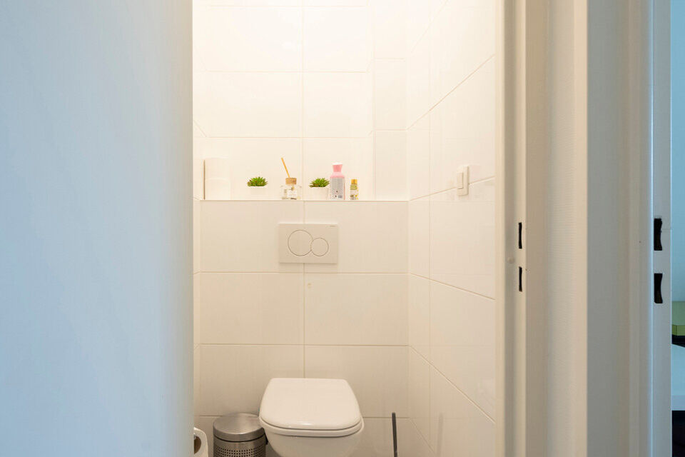 Dit recent gerenoveerd appartement op de eerste verdieping zonder lift is rustig gelegen te Mortsel en omvat een inkomhal met vestiairekast; apart toilet; ingerichte badkamer met inloopdouche, badkamermeubel met ingebouwde wastafel en spiegelkast; woonkam