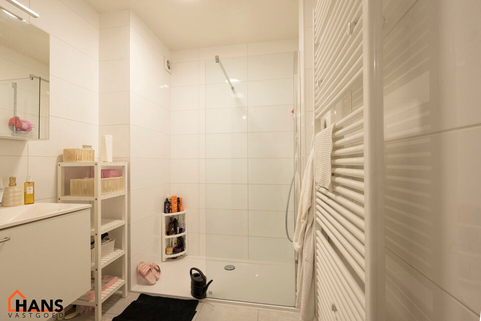 Dit recent gerenoveerd appartement op de eerste verdieping zonder lift is rustig gelegen te Mortsel en omvat een inkomhal met vestiairekast; apart toilet; ingerichte badkamer met inloopdouche, badkamermeubel met ingebouwde wastafel en spiegelkast; woonkam