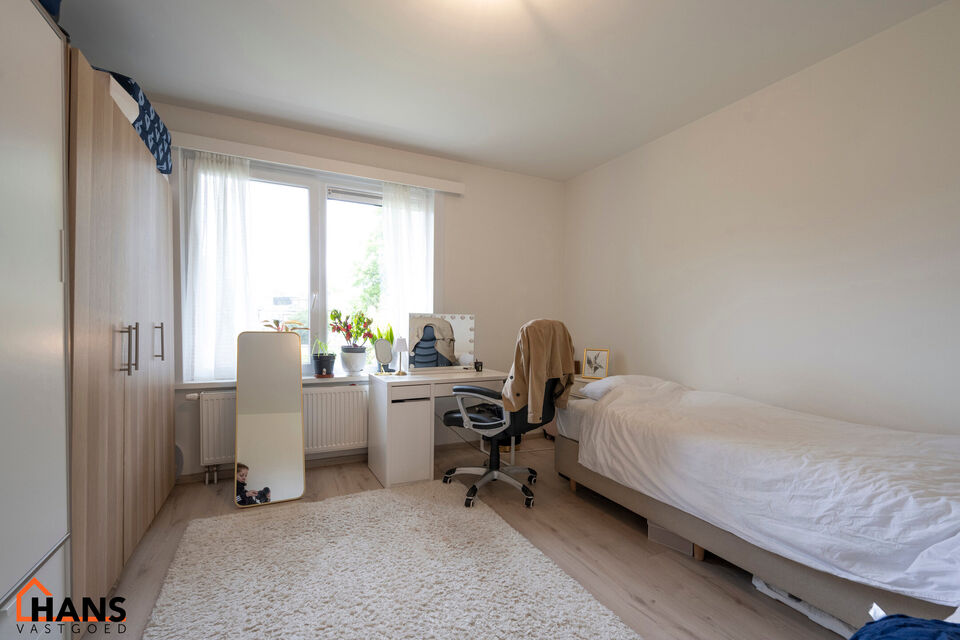 Dit recent gerenoveerd appartement op de eerste verdieping zonder lift is rustig gelegen te Mortsel en omvat een inkomhal met vestiairekast; apart toilet; ingerichte badkamer met inloopdouche, badkamermeubel met ingebouwde wastafel en spiegelkast; woonkam