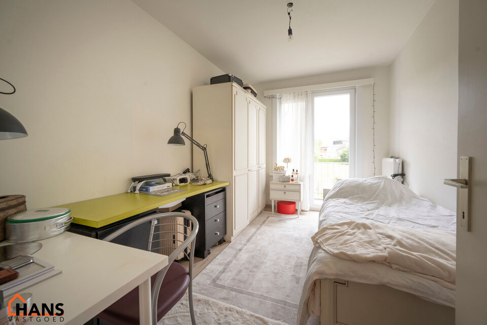 Dit recent gerenoveerd appartement op de eerste verdieping zonder lift is rustig gelegen te Mortsel en omvat een inkomhal met vestiairekast; apart toilet; ingerichte badkamer met inloopdouche, badkamermeubel met ingebouwde wastafel en spiegelkast; woonkam