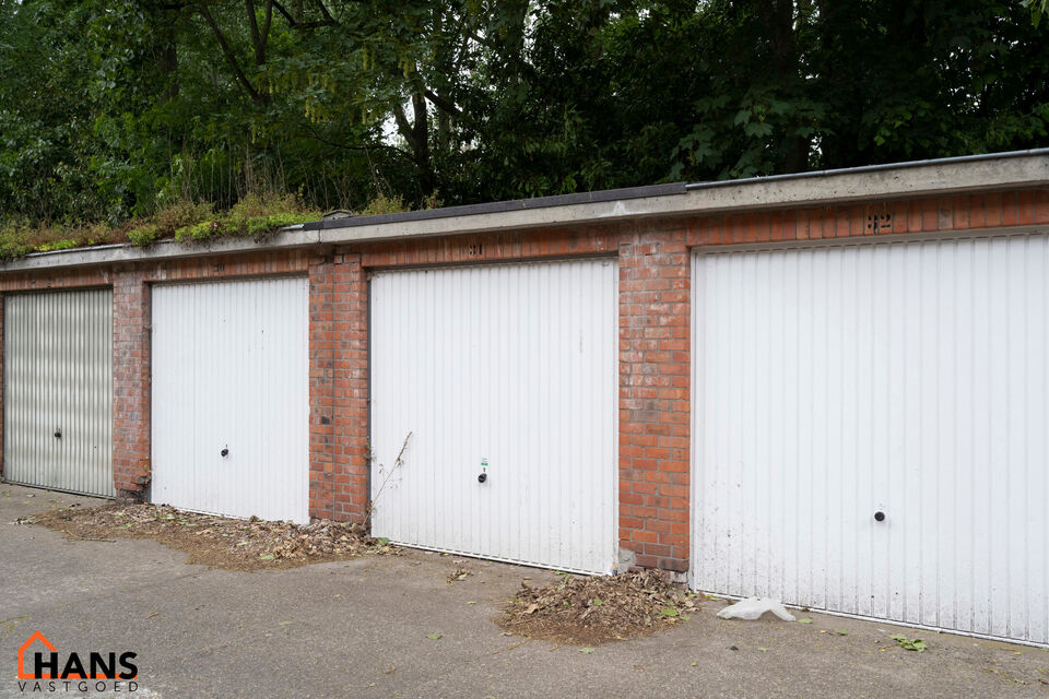 Dit recent gerenoveerd appartement op de eerste verdieping zonder lift is rustig gelegen te Mortsel en omvat een inkomhal met vestiairekast; apart toilet; ingerichte badkamer met inloopdouche, badkamermeubel met ingebouwde wastafel en spiegelkast; woonkam