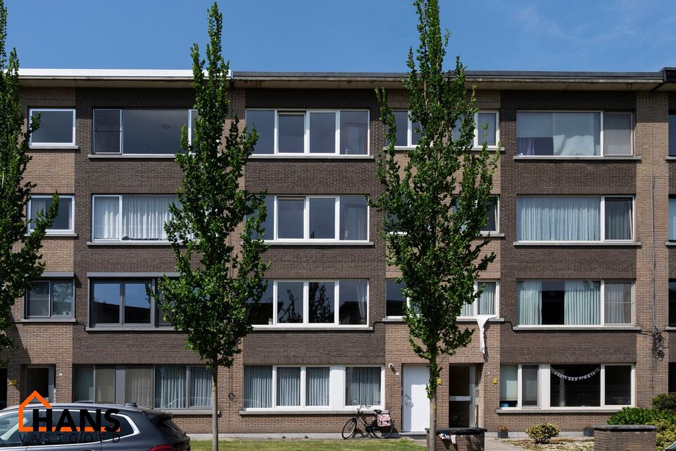 2-slaapkamerappartement op de 2de verdieping zonder lift, m&eacute;t garagebox.

Inkomhal; apart toilet; vestiairekast; leefruimte; keuken met kasten, kookplaat, dampkap en ruimte voor een eigen koelkast/diepvries en vaatwasser; berging met ruimte voor wasmachi