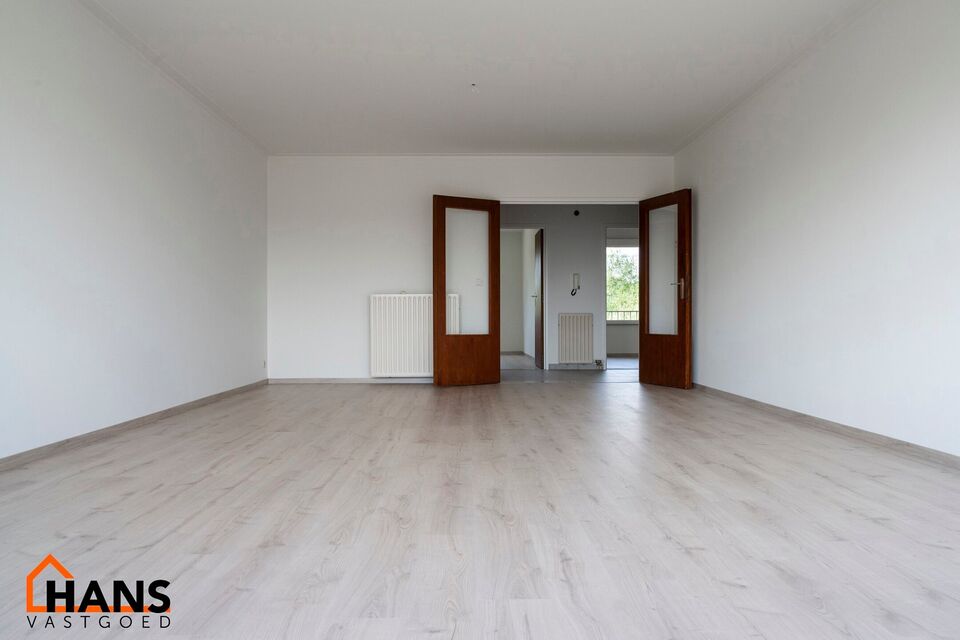 2-slaapkamerappartement op de 2de verdieping zonder lift, m&eacute;t garagebox.

Inkomhal; apart toilet; vestiairekast; leefruimte; keuken met kasten, kookplaat, dampkap en ruimte voor een eigen koelkast/diepvries en vaatwasser; berging met ruimte voor wasmachi