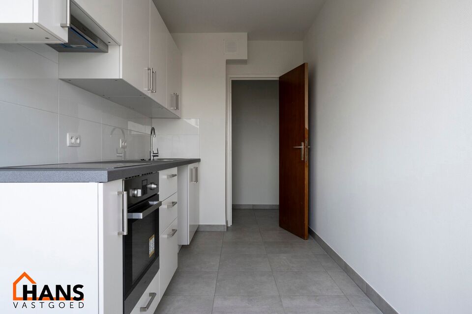 2-slaapkamerappartement op de 2de verdieping zonder lift, m&eacute;t garagebox.

Inkomhal; apart toilet; vestiairekast; leefruimte; keuken met kasten, kookplaat, dampkap en ruimte voor een eigen koelkast/diepvries en vaatwasser; berging met ruimte voor wasmachi