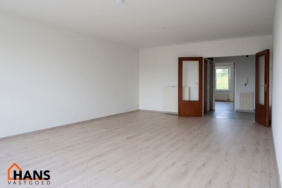 2-slaapkamerappartement op de 2de verdieping zonder lift, m&eacute;t garagebox.

Inkomhal; apart toilet; vestiairekast; leefruimte; keuken met kasten, kookplaat, dampkap en ruimte voor een eigen koelkast/diepvries en vaatwasser; berging met ruimte voor wasmachi