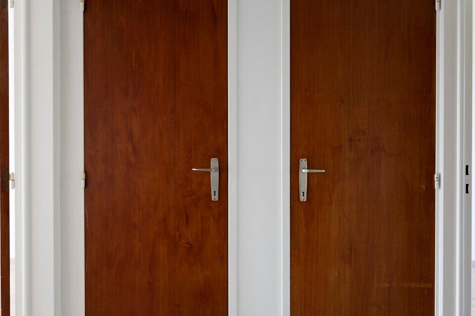 2-slaapkamerappartement op de 2de verdieping zonder lift, m&eacute;t garagebox.

Inkomhal; apart toilet; vestiairekast; leefruimte; keuken met kasten, kookplaat, dampkap en ruimte voor een eigen koelkast/diepvries en vaatwasser; berging met ruimte voor wasmachi