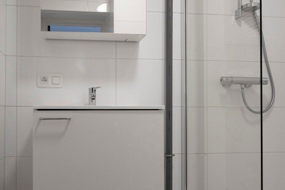 2-slaapkamerappartement op de 2de verdieping zonder lift, m&eacute;t garagebox.

Inkomhal; apart toilet; vestiairekast; leefruimte; keuken met kasten, kookplaat, dampkap en ruimte voor een eigen koelkast/diepvries en vaatwasser; berging met ruimte voor wasmachi