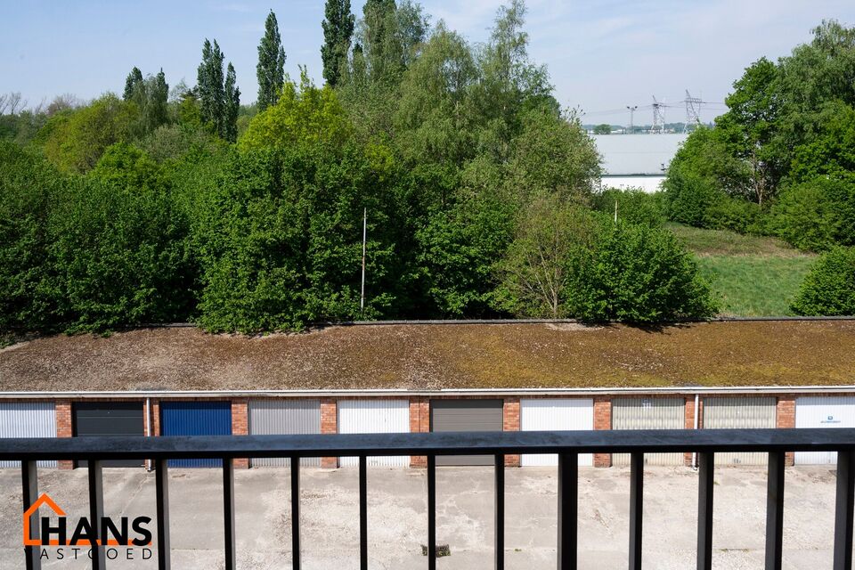 2-slaapkamerappartement op de 2de verdieping zonder lift, m&eacute;t garagebox.

Inkomhal; apart toilet; vestiairekast; leefruimte; keuken met kasten, kookplaat, dampkap en ruimte voor een eigen koelkast/diepvries en vaatwasser; berging met ruimte voor wasmachi