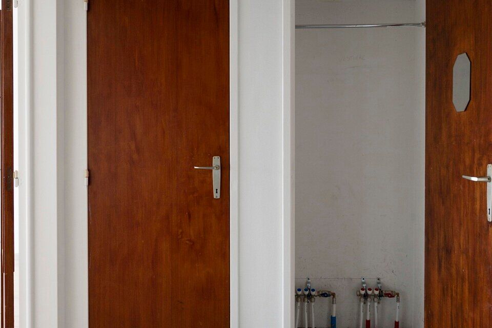 2-slaapkamerappartement op de 3de verdieping zonder lift, m&eacute;t garagebox.

Inkomhal; apart toilet; vestiairekast; leefruimte; keuken met kasten, kookplaat, dampkap en ruimte voor een eigen koelkast/diepvries en vaatwasser; berging met ruimte voor wasmachi