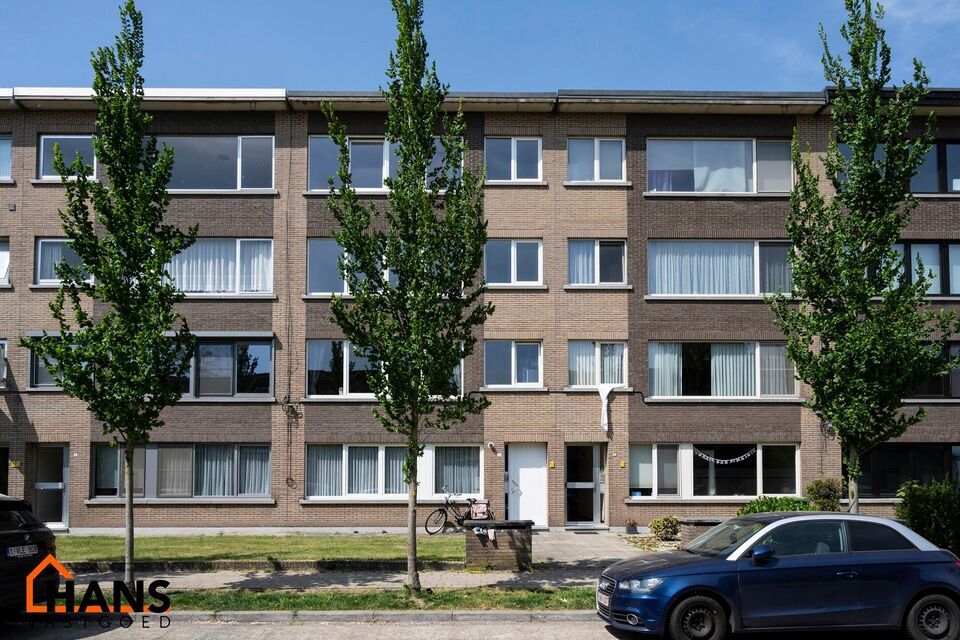 2-slaapkamerappartement op de 3de verdieping zonder lift, m&eacute;t garagebox.

Inkomhal; apart toilet; vestiairekast; leefruimte; keuken met kasten, kookplaat, dampkap en ruimte voor een eigen koelkast/diepvries en vaatwasser; berging met ruimte voor wasmachi