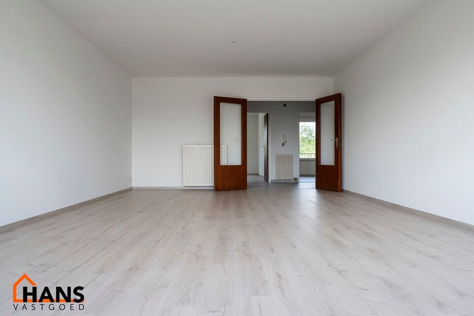2-slaapkamerappartement op de 3de verdieping zonder lift, m&eacute;t garagebox.

Inkomhal; apart toilet; vestiairekast; leefruimte; keuken met kasten, kookplaat, dampkap en ruimte voor een eigen koelkast/diepvries en vaatwasser; berging met ruimte voor wasmachi