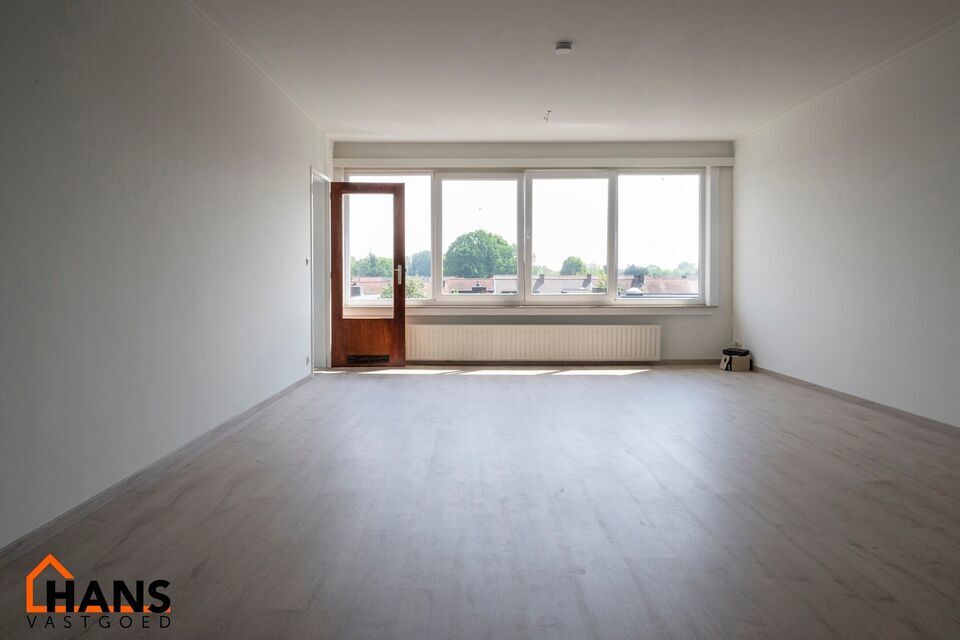 2-slaapkamerappartement op de 3de verdieping zonder lift, m&eacute;t garagebox.

Inkomhal; apart toilet; vestiairekast; leefruimte; keuken met kasten, kookplaat, dampkap en ruimte voor een eigen koelkast/diepvries en vaatwasser; berging met ruimte voor wasmachi