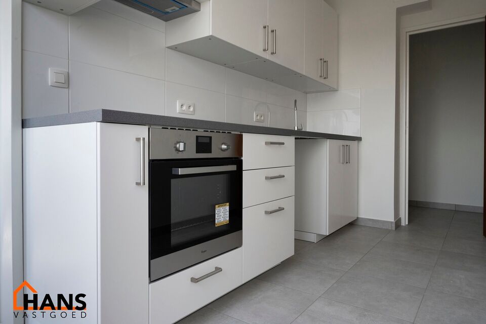 2-slaapkamerappartement op de 3de verdieping zonder lift, m&eacute;t garagebox.

Inkomhal; apart toilet; vestiairekast; leefruimte; keuken met kasten, kookplaat, dampkap en ruimte voor een eigen koelkast/diepvries en vaatwasser; berging met ruimte voor wasmachi