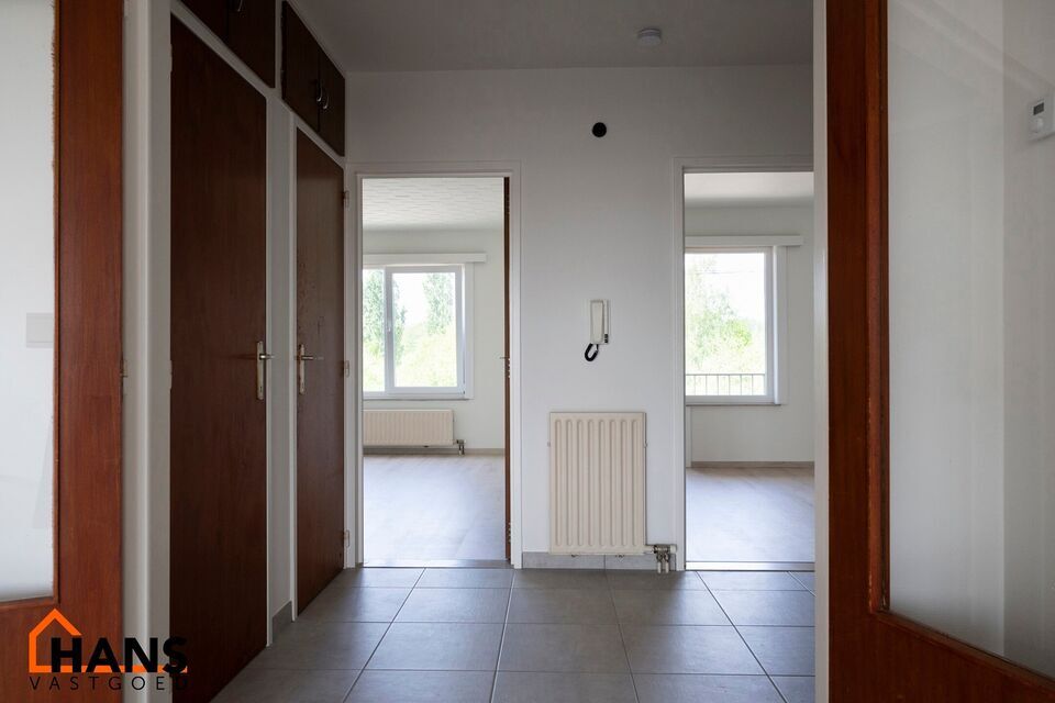 2-slaapkamerappartement op de 3de verdieping zonder lift, m&eacute;t garagebox.

Inkomhal; apart toilet; vestiairekast; leefruimte; keuken met kasten, kookplaat, dampkap en ruimte voor een eigen koelkast/diepvries en vaatwasser; berging met ruimte voor wasmachi