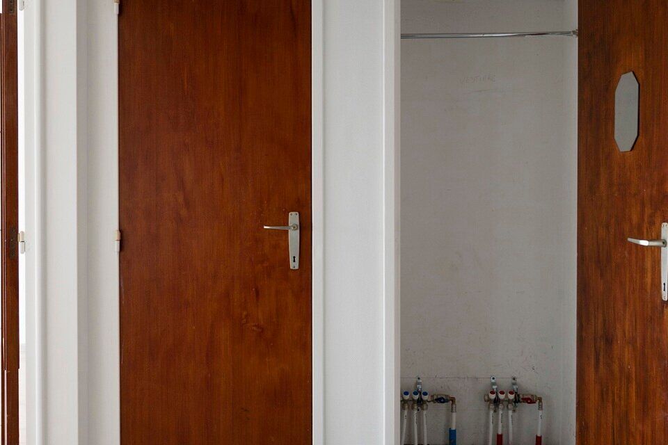 2-slaapkamerappartement op de 3de verdieping zonder lift, m&eacute;t garagebox.

Inkomhal; apart toilet; vestiairekast; leefruimte; keuken met kasten, kookplaat, dampkap en ruimte voor een eigen koelkast/diepvries en vaatwasser; berging met ruimte voor wasmachi