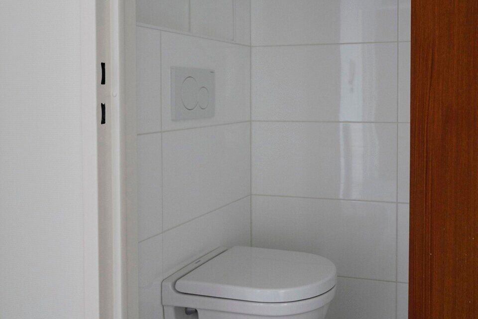 2-slaapkamerappartement op de 3de verdieping zonder lift, m&eacute;t garagebox.

Inkomhal; apart toilet; vestiairekast; leefruimte; keuken met kasten, kookplaat, dampkap en ruimte voor een eigen koelkast/diepvries en vaatwasser; berging met ruimte voor wasmachi