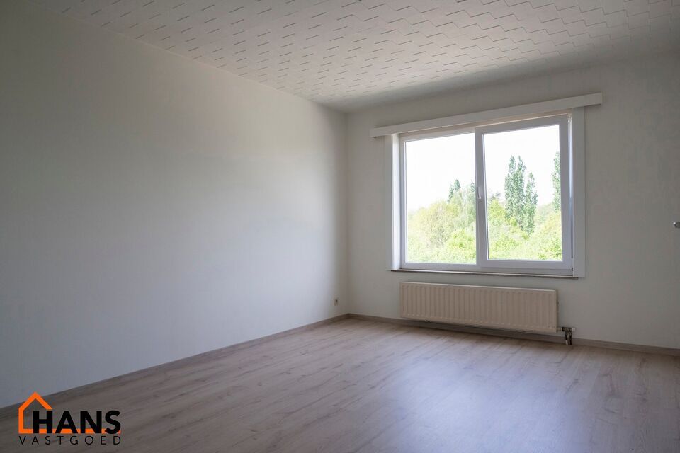 2-slaapkamerappartement op de 3de verdieping zonder lift, m&eacute;t garagebox.

Inkomhal; apart toilet; vestiairekast; leefruimte; keuken met kasten, kookplaat, dampkap en ruimte voor een eigen koelkast/diepvries en vaatwasser; berging met ruimte voor wasmachi