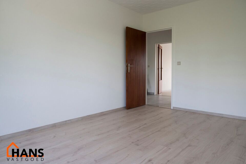 2-slaapkamerappartement op de 3de verdieping zonder lift, m&eacute;t garagebox.

Inkomhal; apart toilet; vestiairekast; leefruimte; keuken met kasten, kookplaat, dampkap en ruimte voor een eigen koelkast/diepvries en vaatwasser; berging met ruimte voor wasmachi