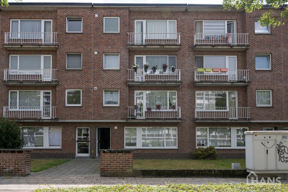 Dit recent gerenoveerd appartement is gelegen op de 3de verdieping in een gebouw zonder lift.
Het omvat een inkomhal; apart toilet; technische ruimte; leefruimte; keuken met kasten, kookplaat, dampkap, oven en ruimte voor een eigen koelkast en vaatwasser;