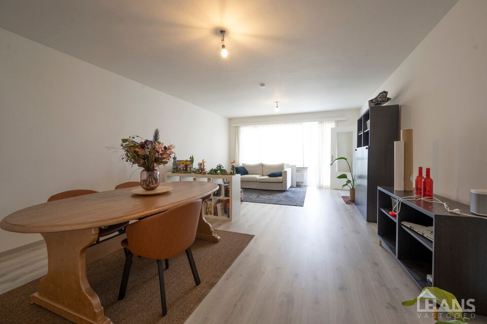 Dit recent gerenoveerd appartement is gelegen op de 3de verdieping in een gebouw zonder lift.
Het omvat een inkomhal; apart toilet; technische ruimte; leefruimte; keuken met kasten, kookplaat, dampkap, oven en ruimte voor een eigen koelkast en vaatwasser;