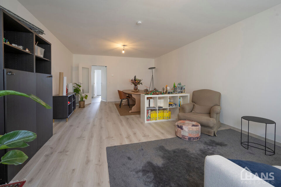 Dit recent gerenoveerd appartement is gelegen op de 3de verdieping in een gebouw zonder lift.
Het omvat een inkomhal; apart toilet; technische ruimte; leefruimte; keuken met kasten, kookplaat, dampkap, oven en ruimte voor een eigen koelkast en vaatwasser;