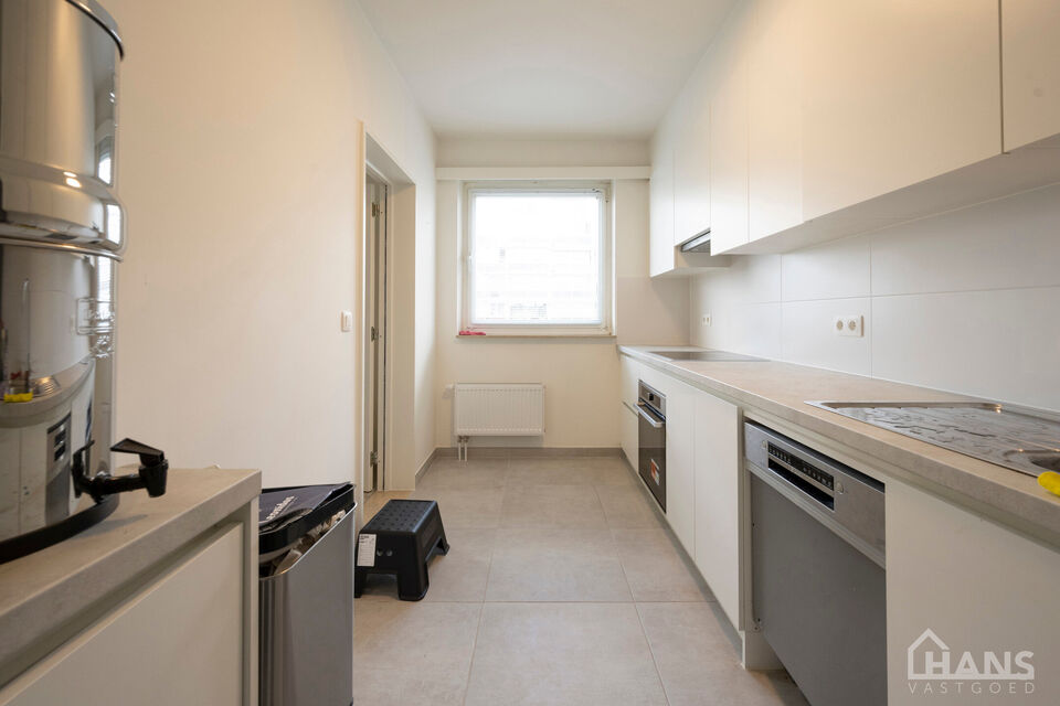 Dit recent gerenoveerd appartement is gelegen op de 3de verdieping in een gebouw zonder lift.
Het omvat een inkomhal; apart toilet; technische ruimte; leefruimte; keuken met kasten, kookplaat, dampkap, oven en ruimte voor een eigen koelkast en vaatwasser;