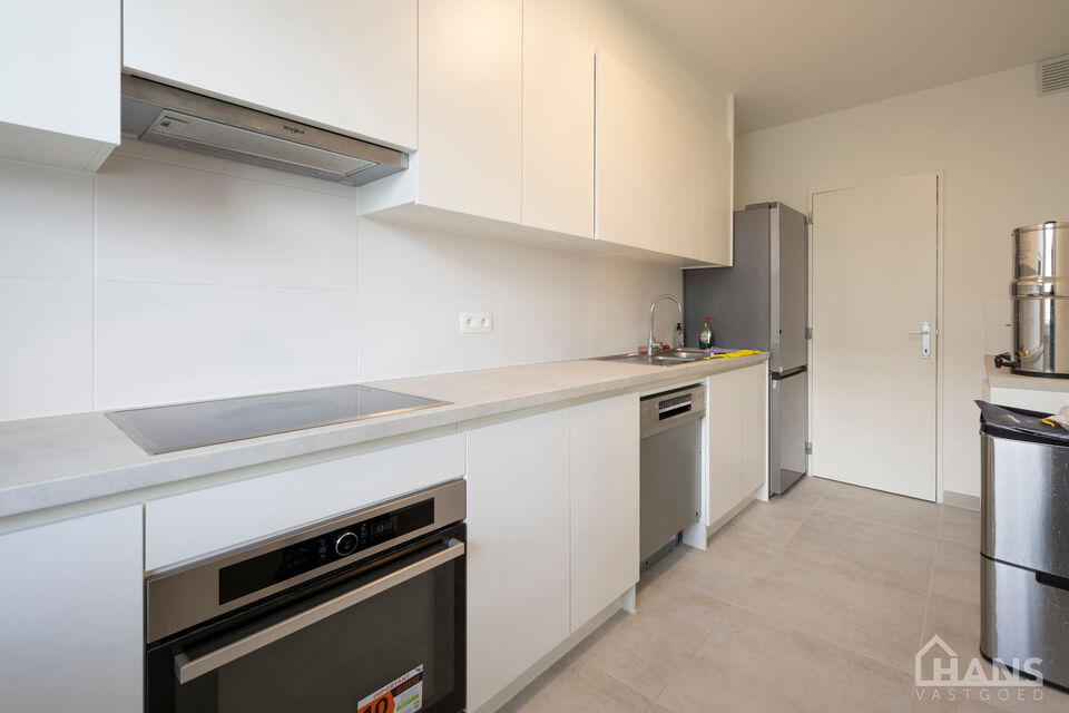 Dit recent gerenoveerd appartement is gelegen op de 3de verdieping in een gebouw zonder lift.
Het omvat een inkomhal; apart toilet; technische ruimte; leefruimte; keuken met kasten, kookplaat, dampkap, oven en ruimte voor een eigen koelkast en vaatwasser;
