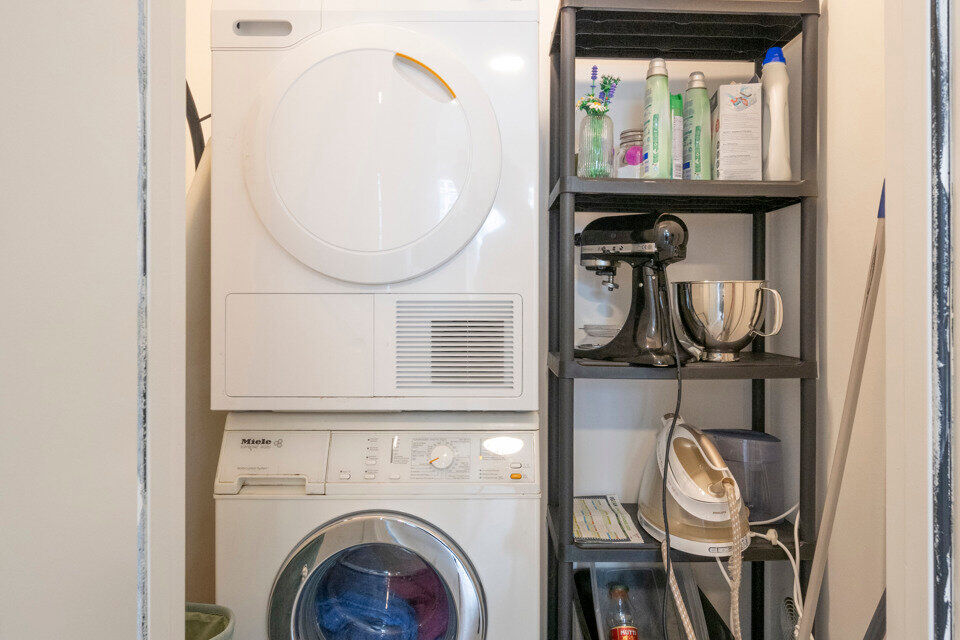 Dit recent gerenoveerd appartement is gelegen op de 3de verdieping in een gebouw zonder lift.
Het omvat een inkomhal; apart toilet; technische ruimte; leefruimte; keuken met kasten, kookplaat, dampkap, oven en ruimte voor een eigen koelkast en vaatwasser;