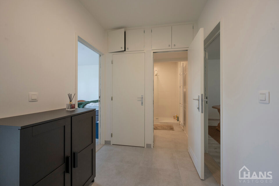 Dit recent gerenoveerd appartement is gelegen op de 3de verdieping in een gebouw zonder lift.
Het omvat een inkomhal; apart toilet; technische ruimte; leefruimte; keuken met kasten, kookplaat, dampkap, oven en ruimte voor een eigen koelkast en vaatwasser;