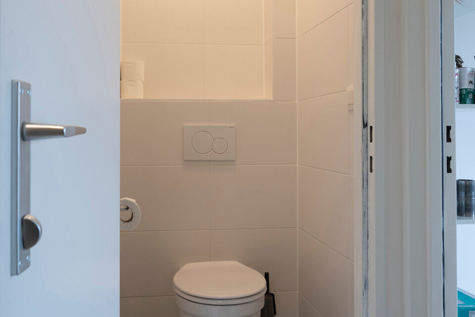 Dit recent gerenoveerd appartement is gelegen op de 3de verdieping in een gebouw zonder lift.
Het omvat een inkomhal; apart toilet; technische ruimte; leefruimte; keuken met kasten, kookplaat, dampkap, oven en ruimte voor een eigen koelkast en vaatwasser;