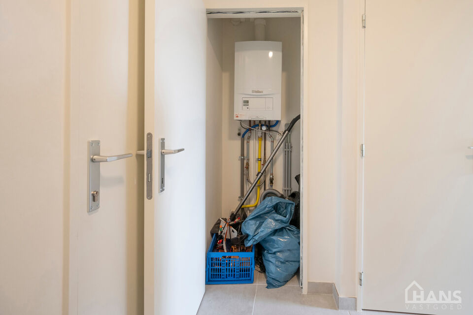 Dit recent gerenoveerd appartement is gelegen op de 3de verdieping in een gebouw zonder lift.
Het omvat een inkomhal; apart toilet; technische ruimte; leefruimte; keuken met kasten, kookplaat, dampkap, oven en ruimte voor een eigen koelkast en vaatwasser;