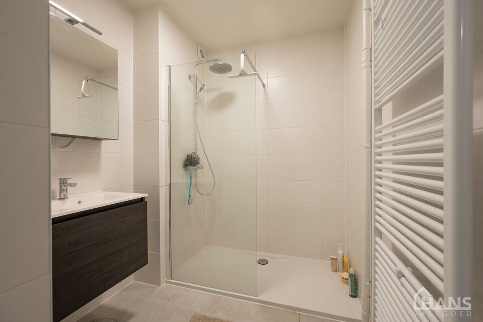 Dit recent gerenoveerd appartement is gelegen op de 3de verdieping in een gebouw zonder lift.
Het omvat een inkomhal; apart toilet; technische ruimte; leefruimte; keuken met kasten, kookplaat, dampkap, oven en ruimte voor een eigen koelkast en vaatwasser;