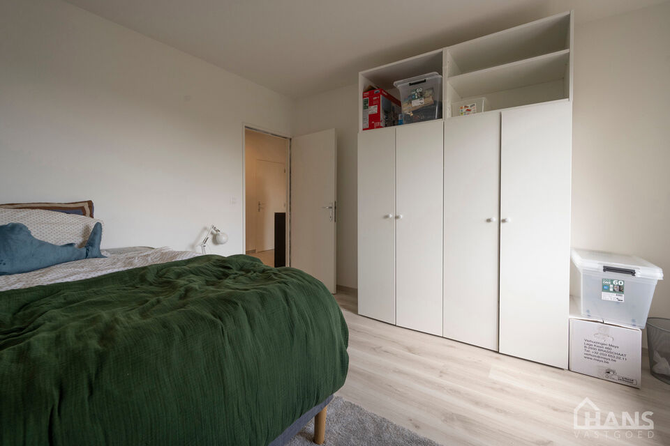 Dit recent gerenoveerd appartement is gelegen op de 3de verdieping in een gebouw zonder lift.
Het omvat een inkomhal; apart toilet; technische ruimte; leefruimte; keuken met kasten, kookplaat, dampkap, oven en ruimte voor een eigen koelkast en vaatwasser;