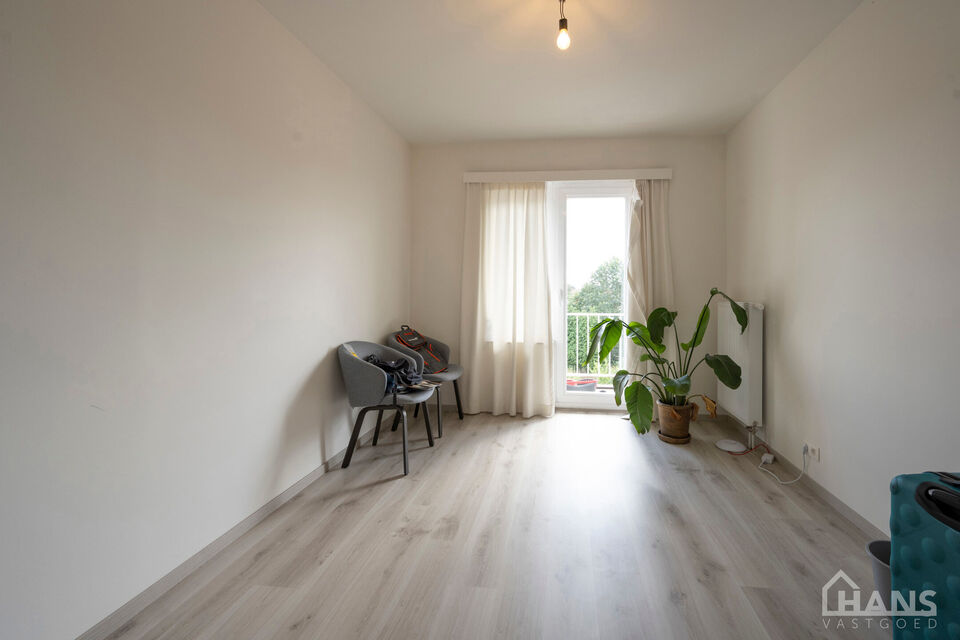 Dit recent gerenoveerd appartement is gelegen op de 3de verdieping in een gebouw zonder lift.
Het omvat een inkomhal; apart toilet; technische ruimte; leefruimte; keuken met kasten, kookplaat, dampkap, oven en ruimte voor een eigen koelkast en vaatwasser;