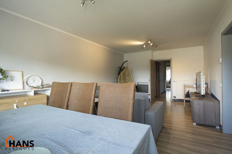 Inkom; leefruimte; keuken met kasten, kookplaat, dampkap, vaatwasser, koelkast, oven en wasmachine; badkamer met douche, wastafel in meubel, spiegel, toilet en handoekdroger; 2 slaapkamers; bureau en terras.  Airconditioning aanwezig.
Garage optioneel bij