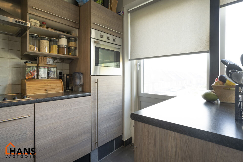 Inkom; leefruimte; keuken met kasten, kookplaat, dampkap, vaatwasser, koelkast, oven en wasmachine; badkamer met douche, wastafel in meubel, spiegel, toilet en handoekdroger; 2 slaapkamers; bureau en terras.  Airconditioning aanwezig.
Garage optioneel bij